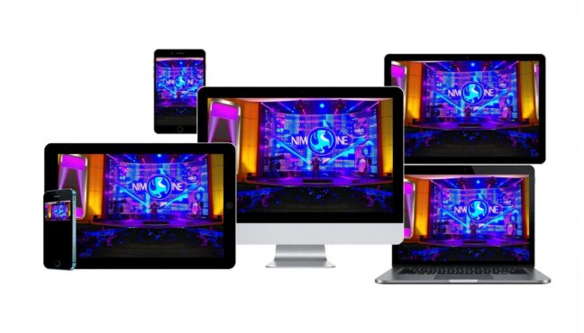 다양한 기기에서 MAMA 시청하는 모습을 상징하는 이미지